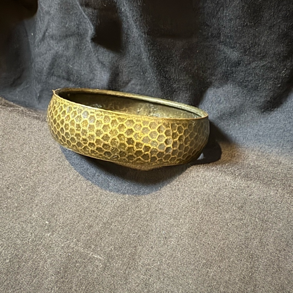 Elegant Gold Bracelet with Intricate Textures - Picture 5 of 11